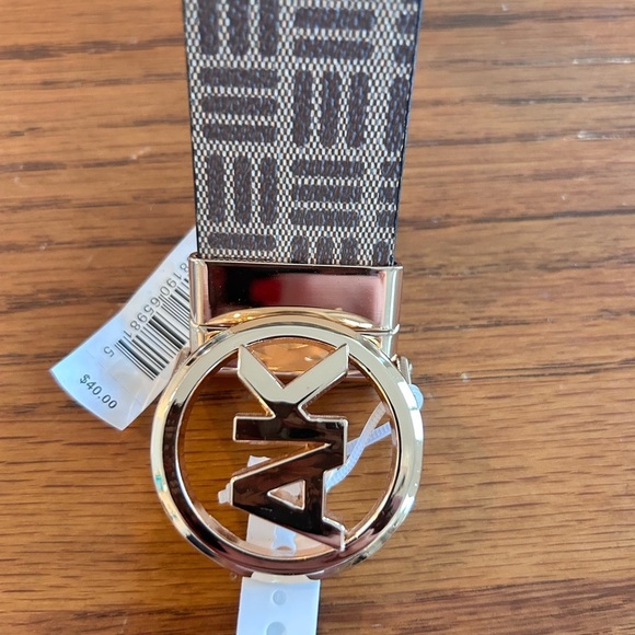 Anne Kline Reversible Brown & Tan w Gold Hardware Women’s Belt

Size M
NWT main image 5